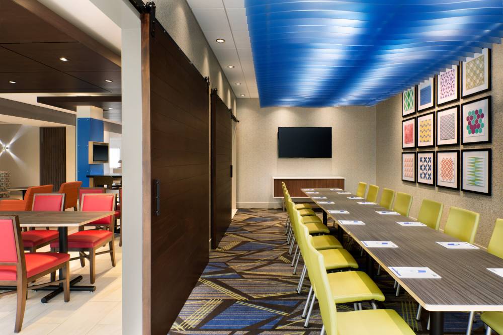 Holiday Inn Exp Stes Chatham Pkwy 6