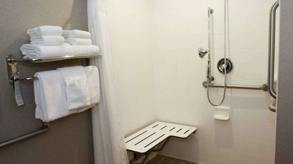 Holiday Inn Exp Stes Cheney 3