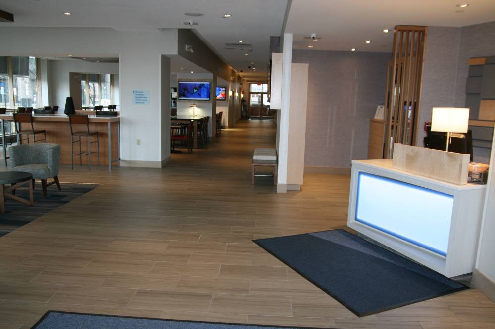 Holiday Inn Exp Stes Downtown 8