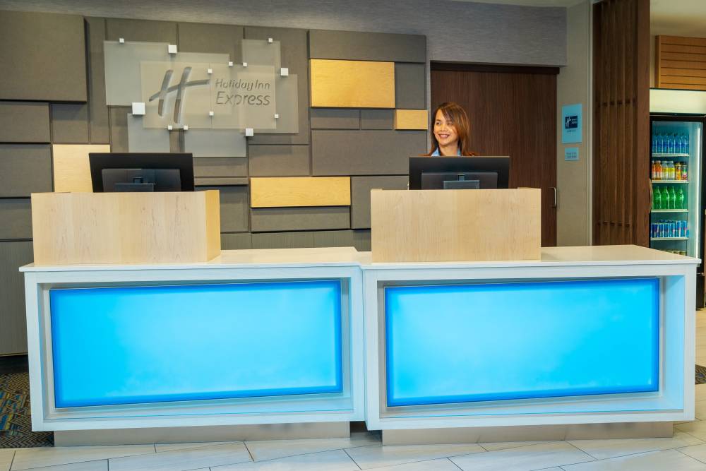 Holiday Inn Exp Stes E Tropicana By Ihg 3