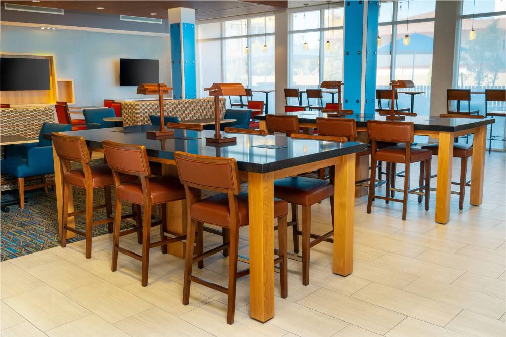 Holiday Inn Exp Stes E Tropicana By Ihg 2