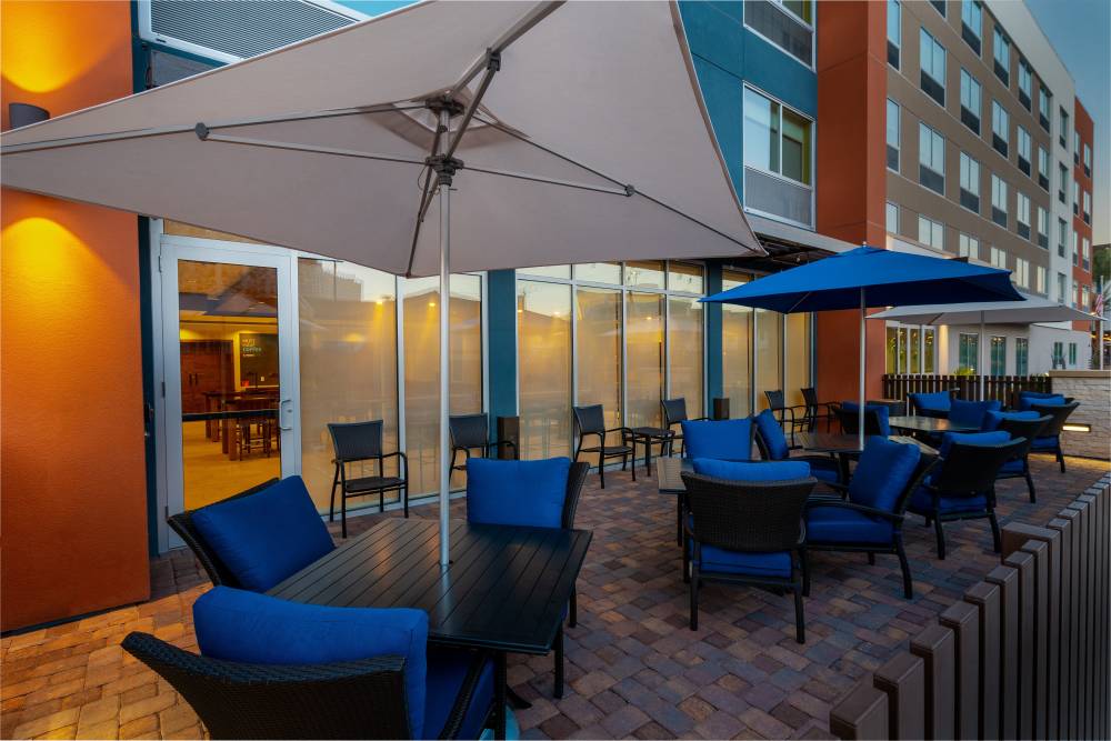 Holiday Inn Exp Stes E Tropicana By Ihg 8