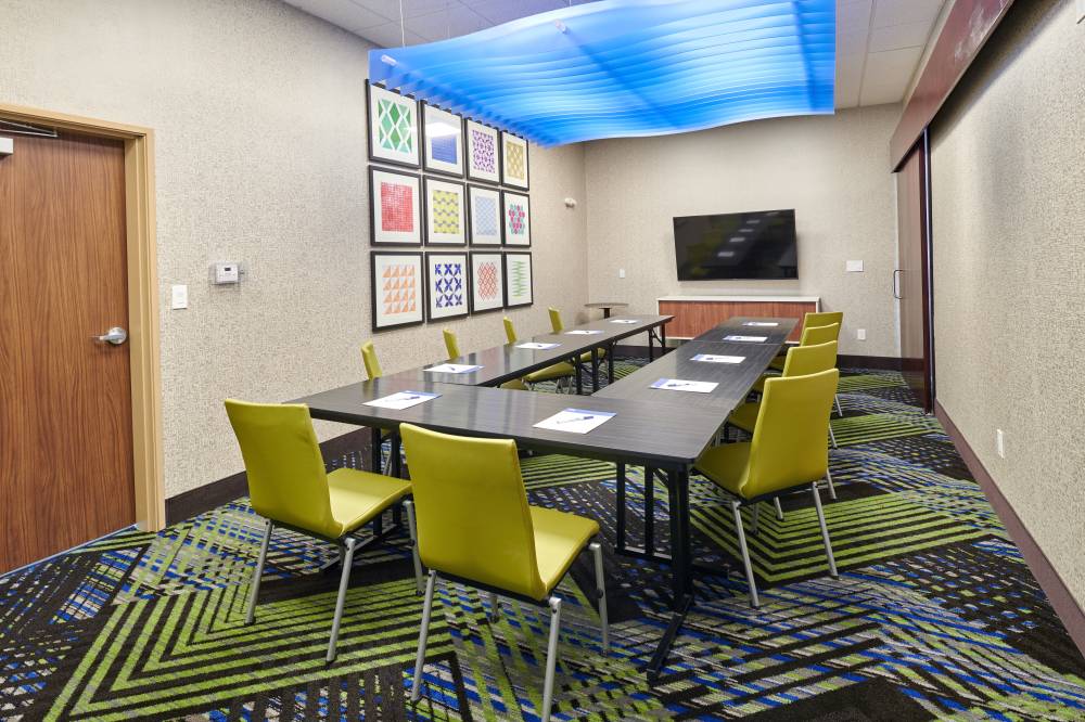 Holiday Inn Exp Stes East 6