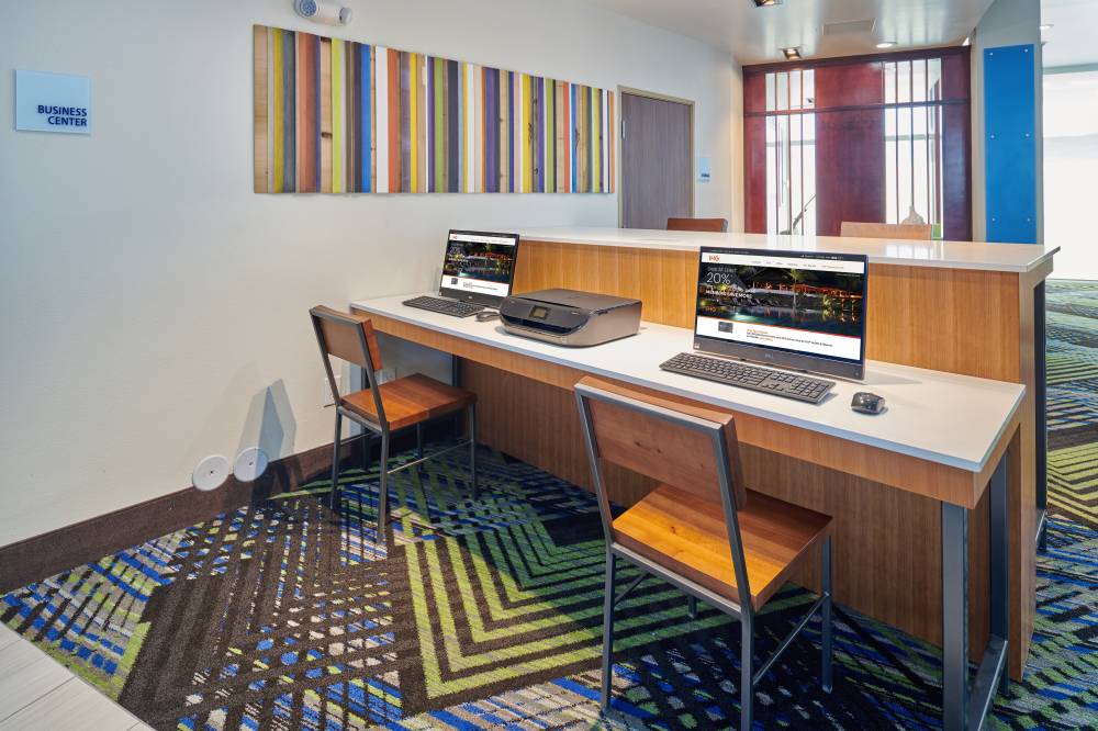 Holiday Inn Exp Stes East 8