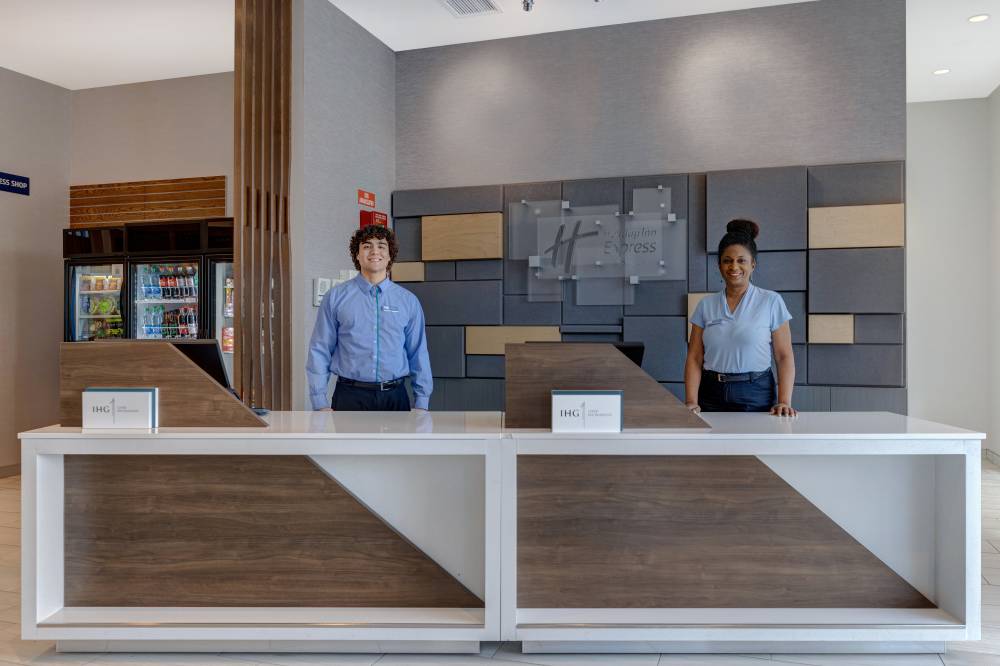 Holiday Inn Exp Stes Glendale Downtown B 2
