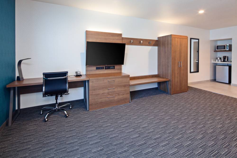 Holiday Inn Exp Stes Hollywood 4