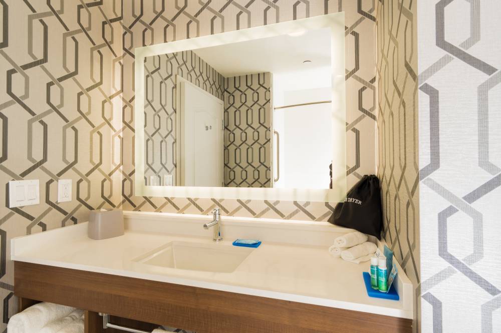 Holiday Inn Exp Stes Hollywood 6