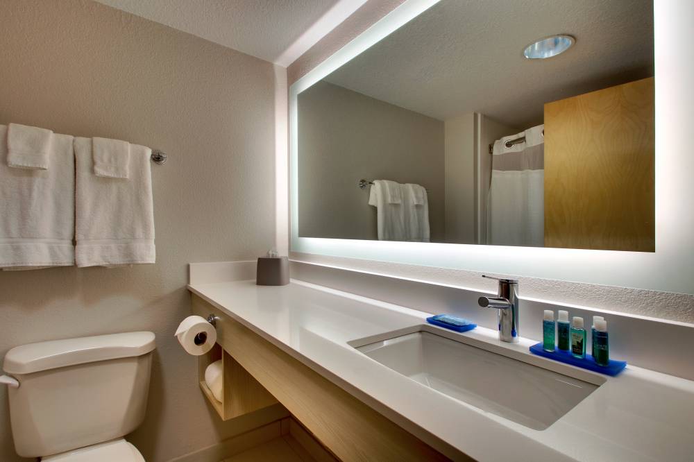Holiday Inn Exp Stes I380 33rd 3