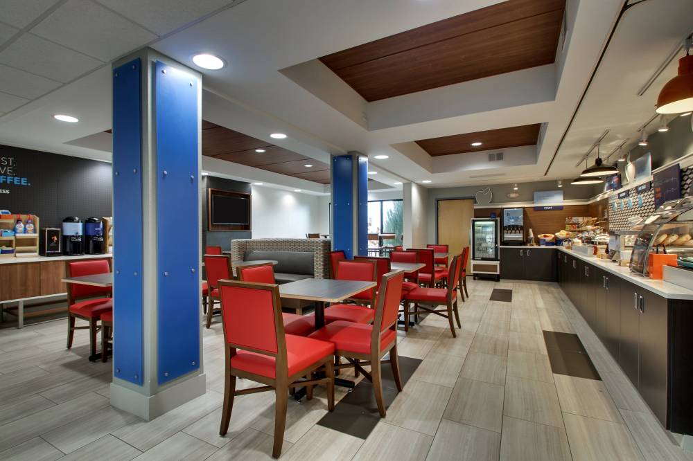 Holiday Inn Exp Stes I380 33rd 6