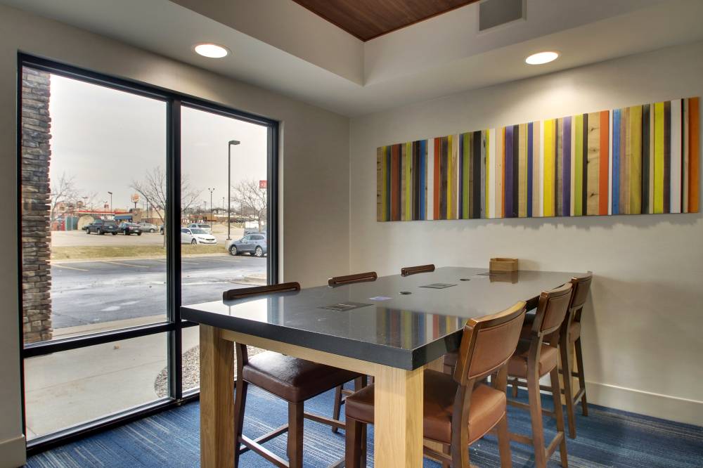 Holiday Inn Exp Stes I380 33rd 5