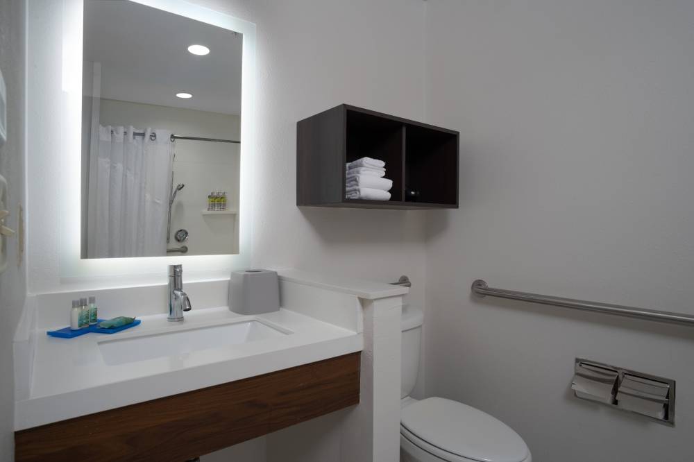 Holiday Inn Exp Stes Intl Driv 4
