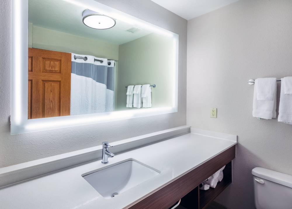 Holiday Inn Exp Stes Jenks 2