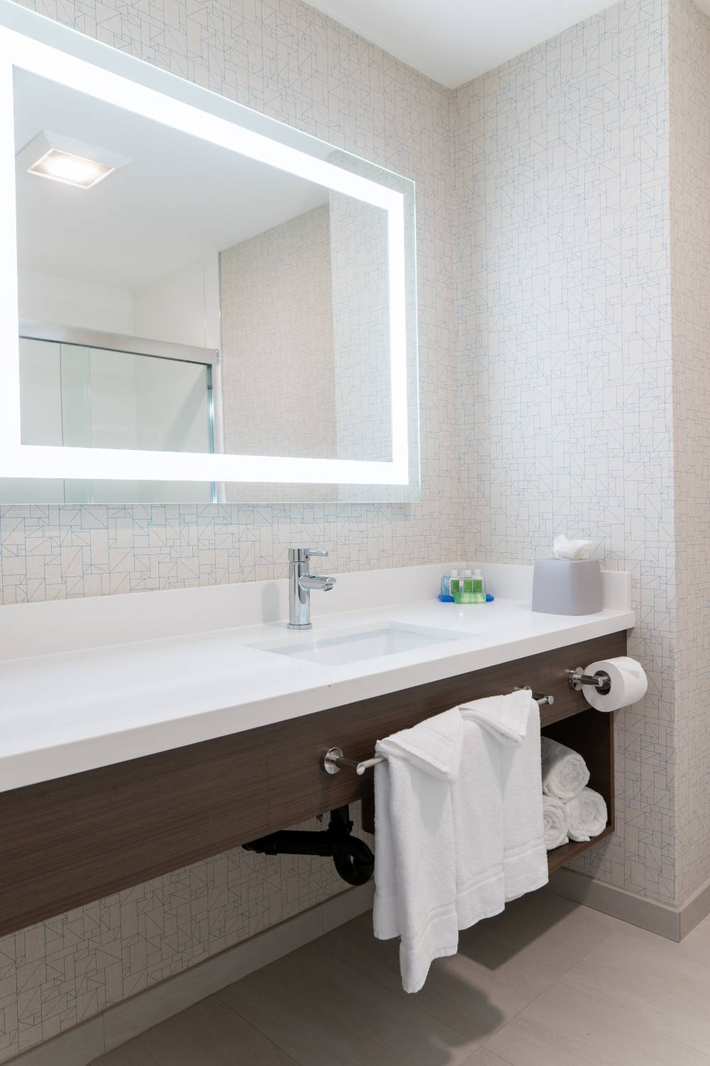 Holiday Inn Exp Stes Lake Forest 4