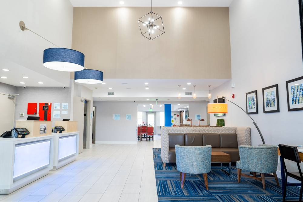 Holiday Inn Exp Stes Lake Forest 10