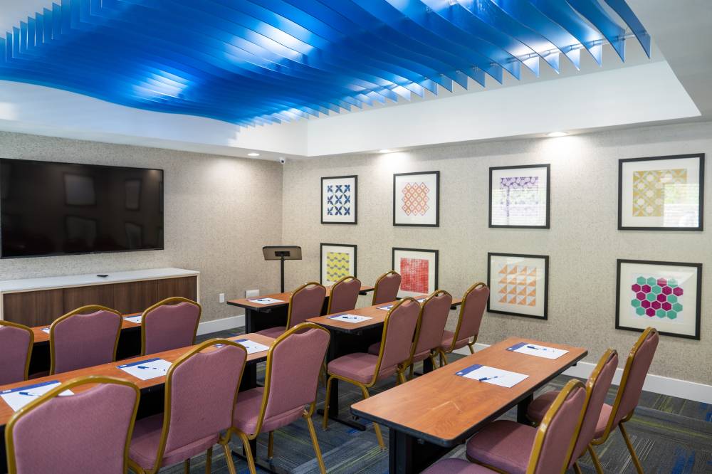 Holiday Inn Exp Stes Lake Forest 9