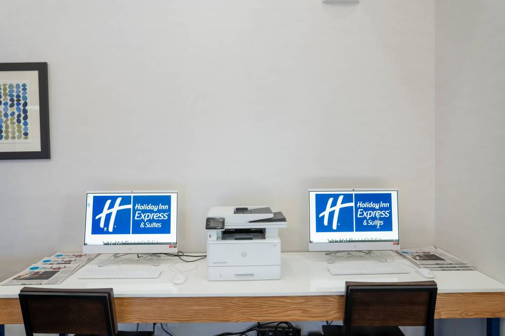 Holiday Inn Exp Stes Lake Forest 2
