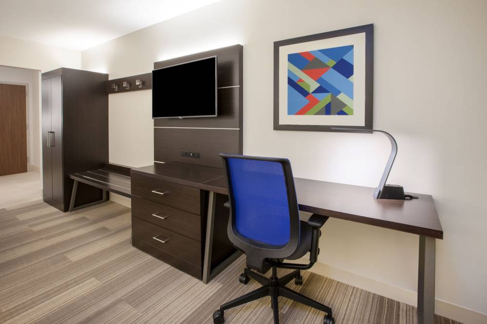 Holiday Inn Exp Stes Lake Forest 7
