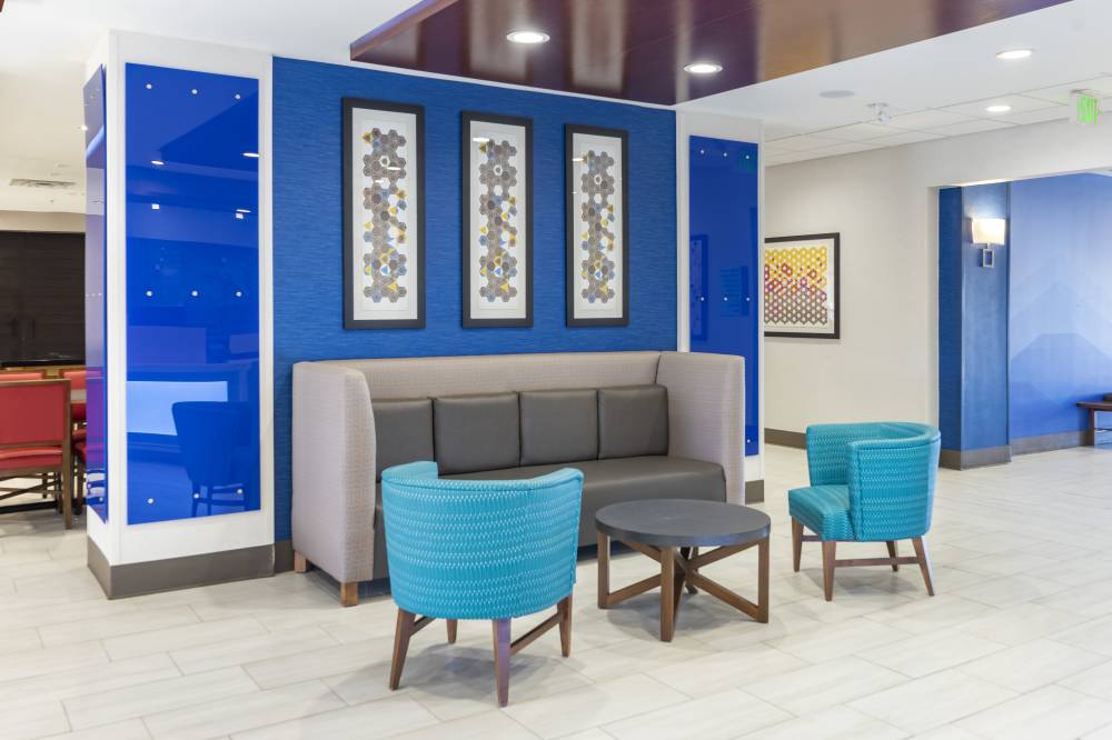 Holiday Inn Exp Stes Midtown 5