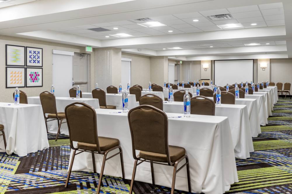 Holiday Inn Exp Stes Midtown 4