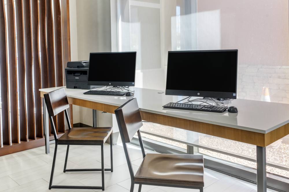 Holiday Inn Exp Stes Midtown 2