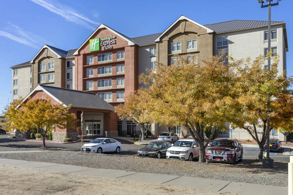 Holiday Inn Exp Stes Midtown 3