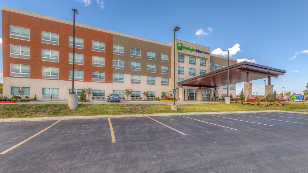 Holiday Inn Exp Stes Midtown 4
