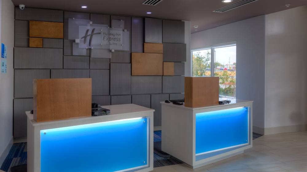 Holiday Inn Exp Stes Midtown 9