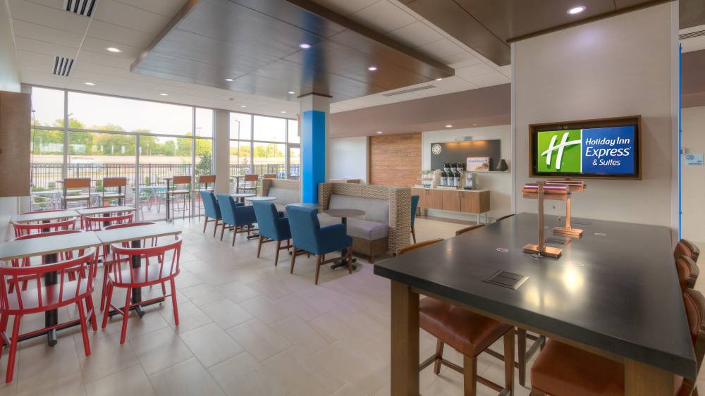 Holiday Inn Exp Stes Midtown 6