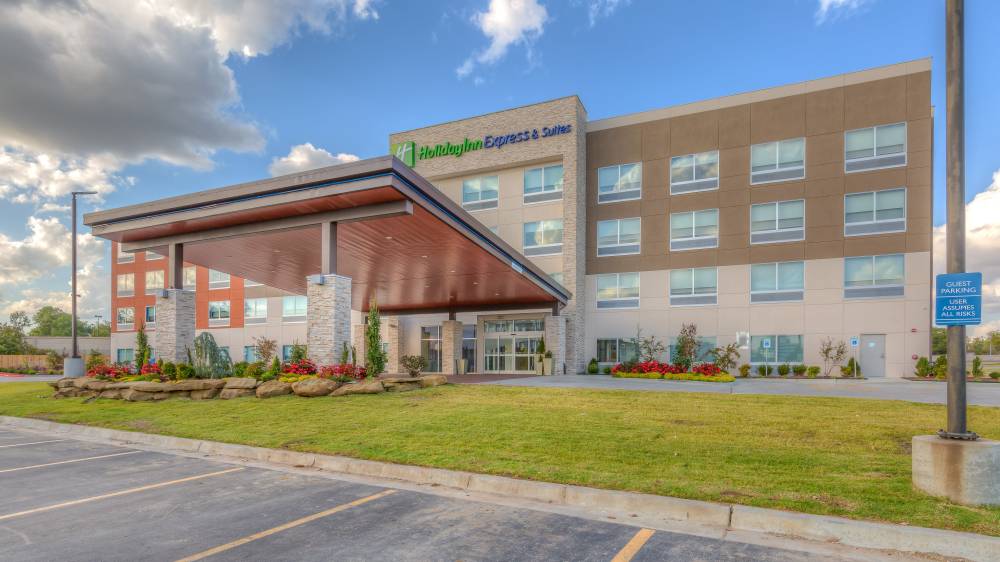 Holiday Inn Exp Stes Midtown 3