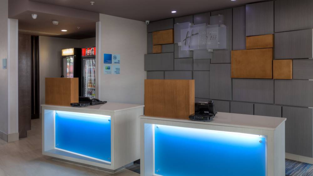 Holiday Inn Exp Stes Midtown 8