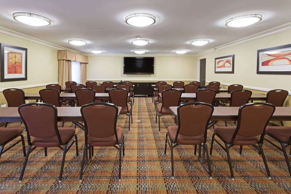Holiday Inn Exp Stes N Exec Ai 9