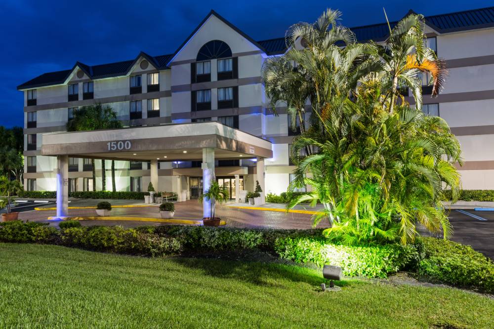 Holiday Inn Exp Stes N Exec Ai 3