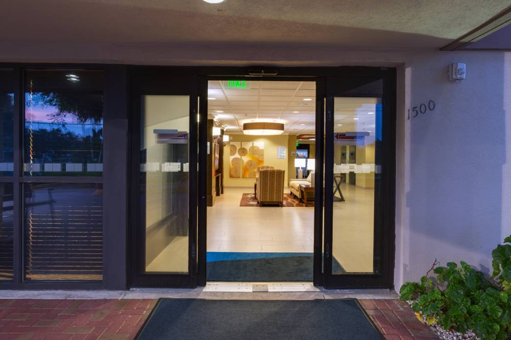 Holiday Inn Exp Stes N Exec Ai 4