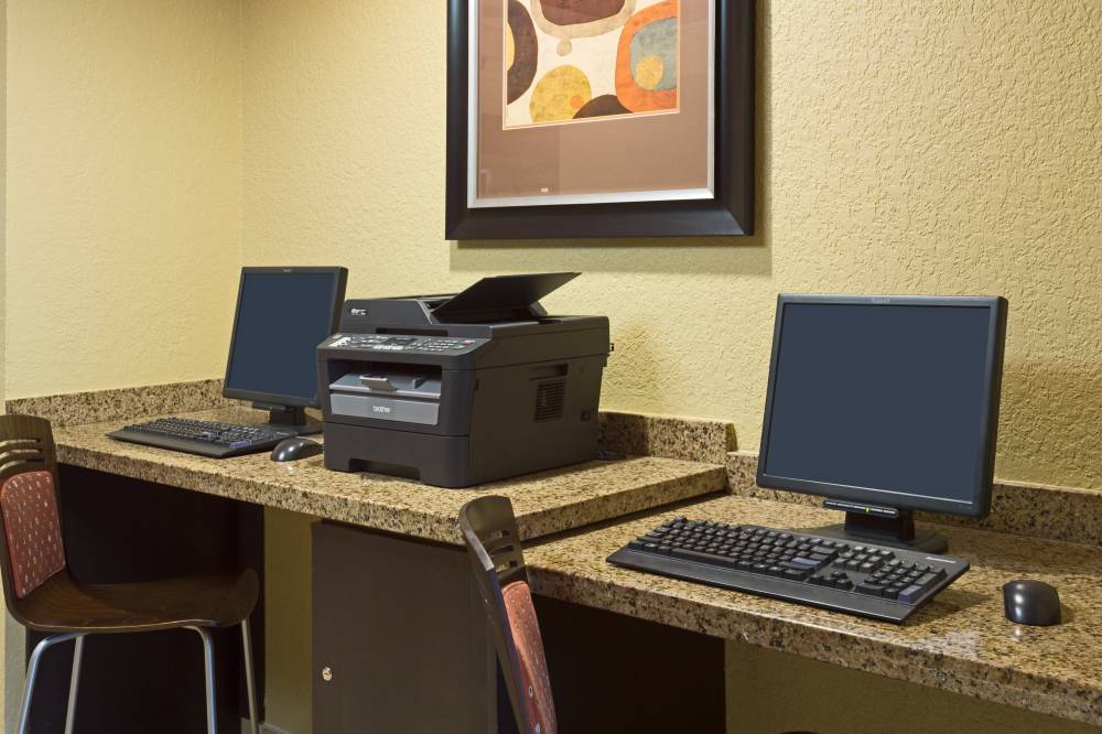 Holiday Inn Exp Stes N Exec Ai 2