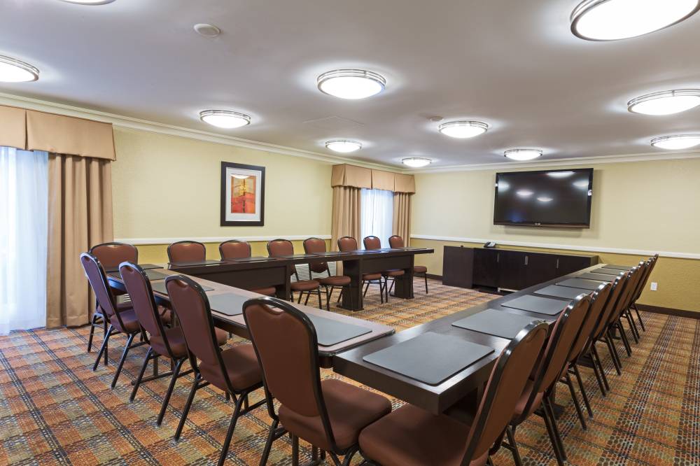 Holiday Inn Exp Stes N Exec Ai 8