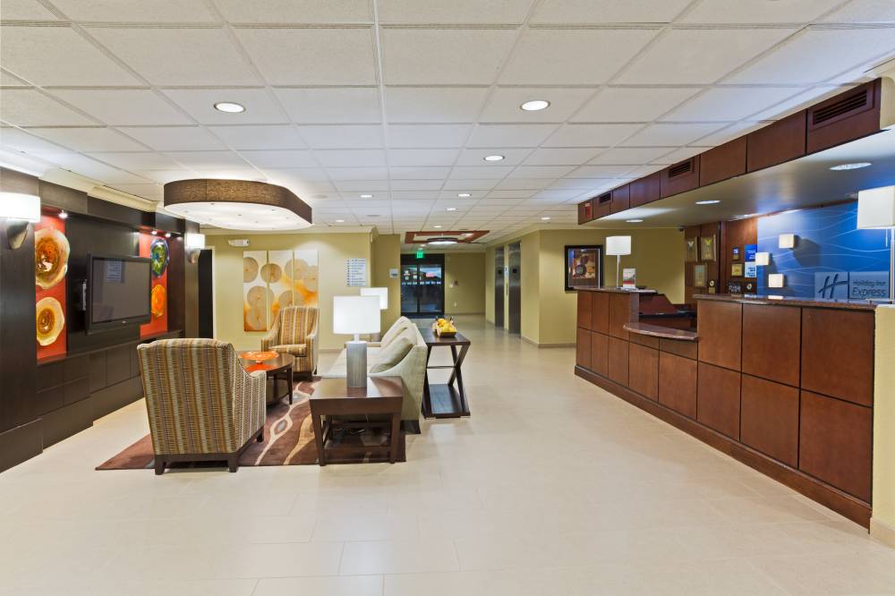 Holiday Inn Exp Stes N Exec Ai 10