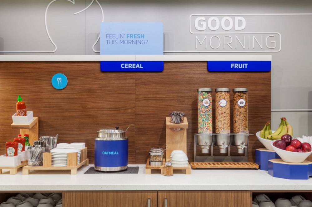 Holiday Inn Exp Stes North By Ihg 9