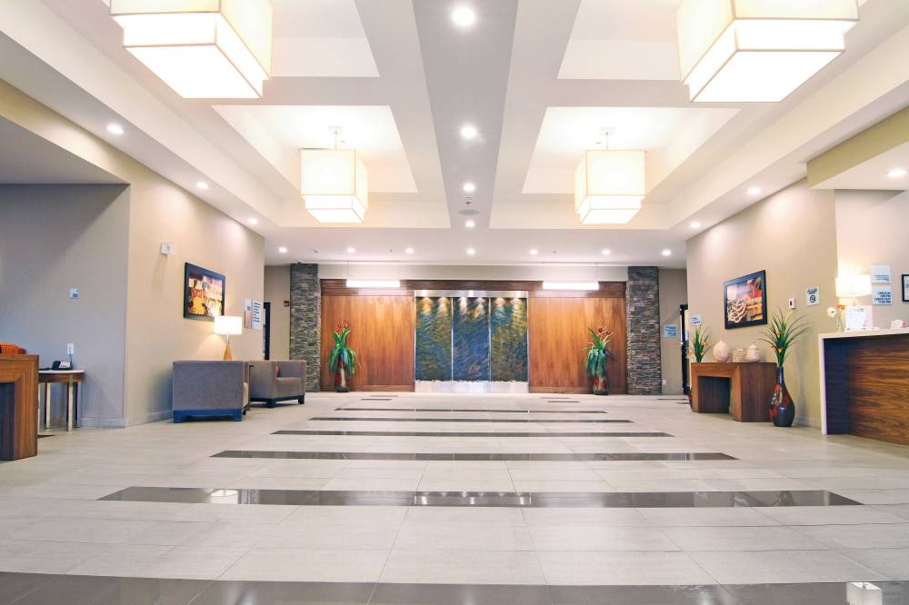 Holiday Inn Exp Stes Nw Banff 8