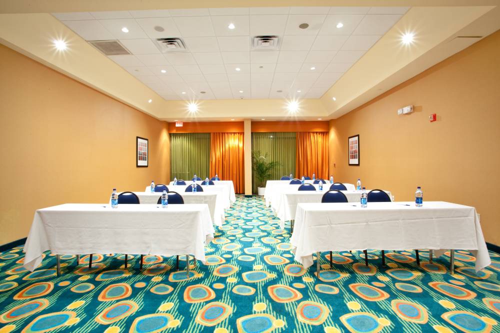 Holiday Inn Exp Stes Oceanfrnt 7