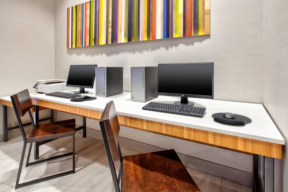 Holiday Inn Exp Stes Oceanfrnt 2