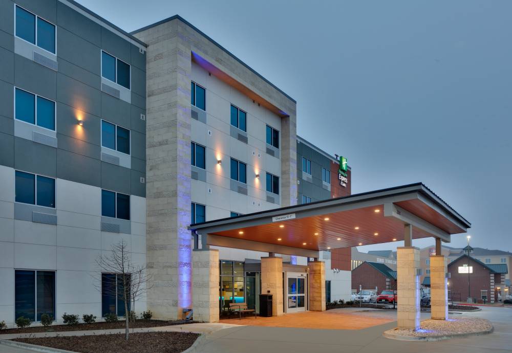 Holiday Inn Exp Stes Plano East 8