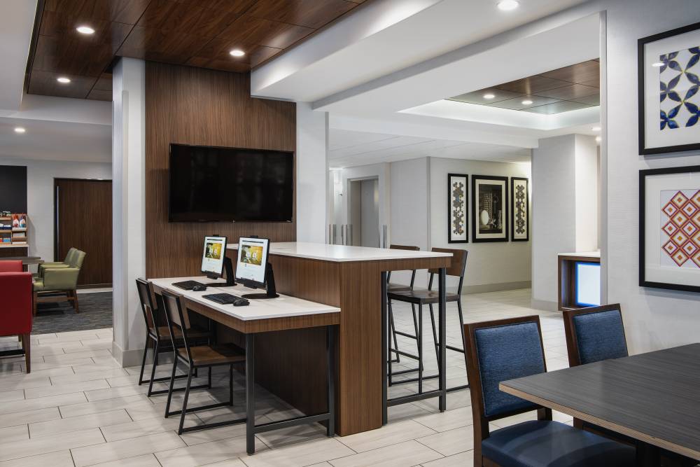 Holiday Inn Exp Stes Saskatoon Ctr 2
