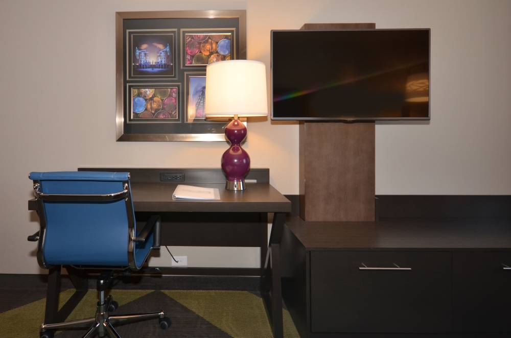 Holiday Inn Exp Stes South 6