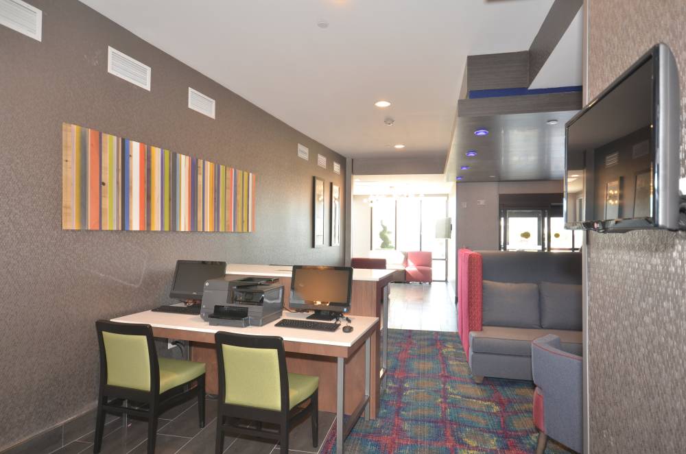 Holiday Inn Exp Stes South 3