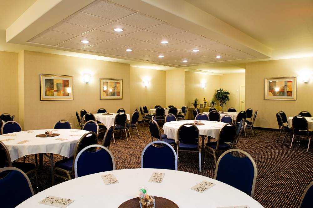 Holiday Inn Exp Stes South 6