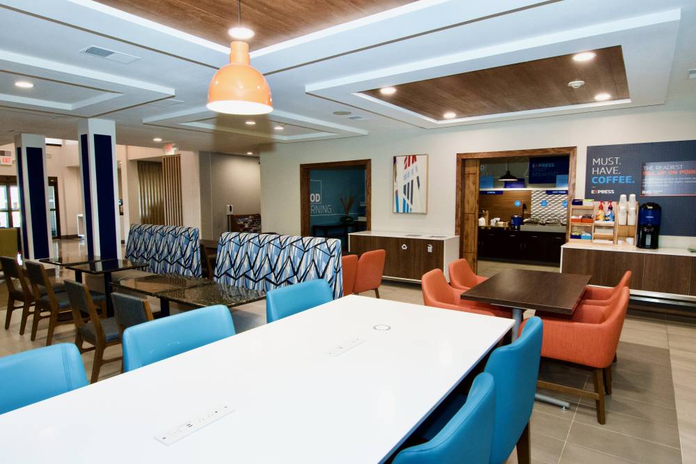 Holiday Inn Exp Stes St Charle 8