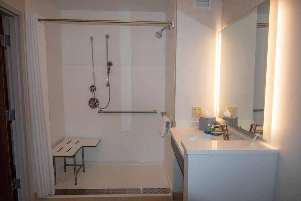 Holiday Inn Exp Stes Tonawanda 3