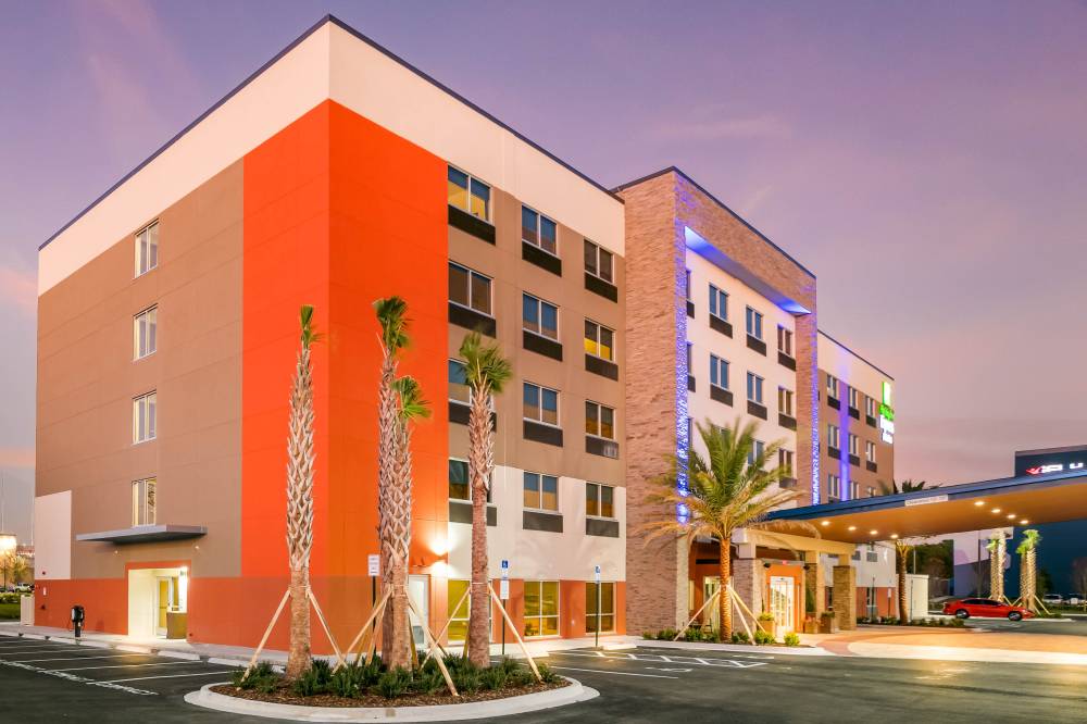 Holiday Inn Exp Stes Town Center 9