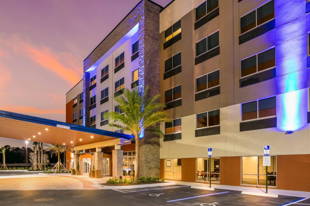 Holiday Inn Exp Stes Town Center 8