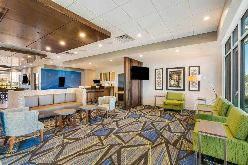 Holiday Inn Exp Stes Town Center 3